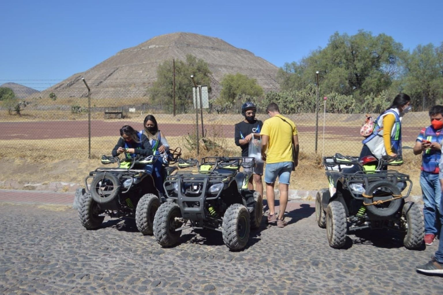 Ruta en cuatrimoto alrededor de las pirámides de Teotihuacán con miradores panorámicos y experiencias off-road