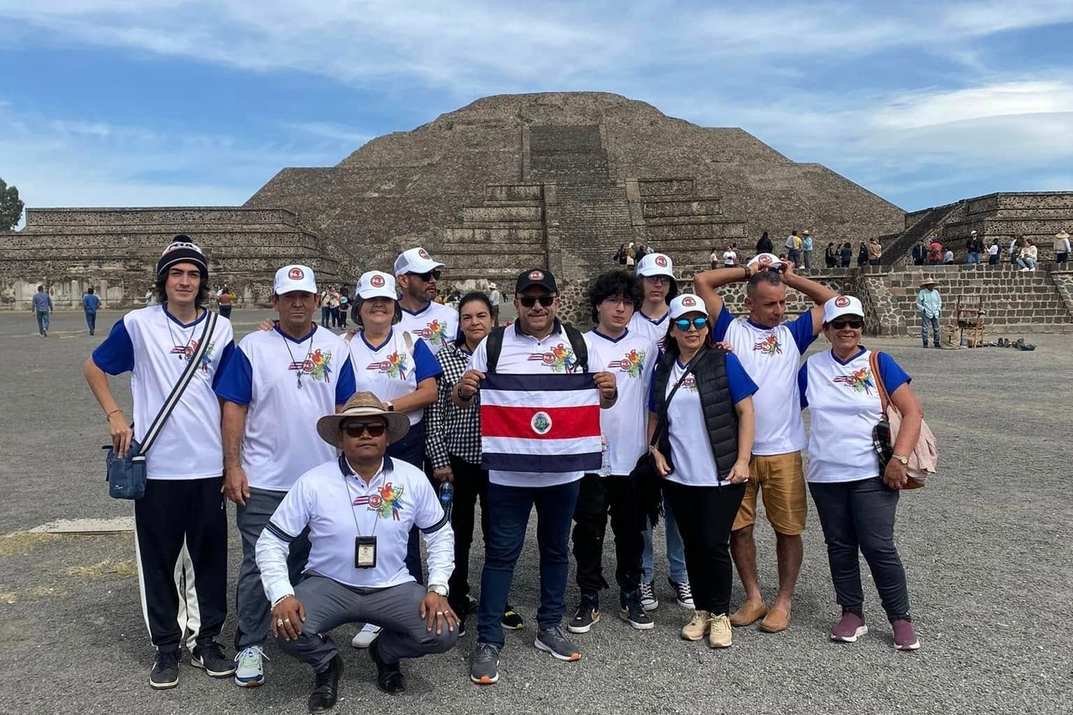 Globo aerostático sobre las pirámides de Teotihuacán al amanecer, tour en globo Descubriendo México