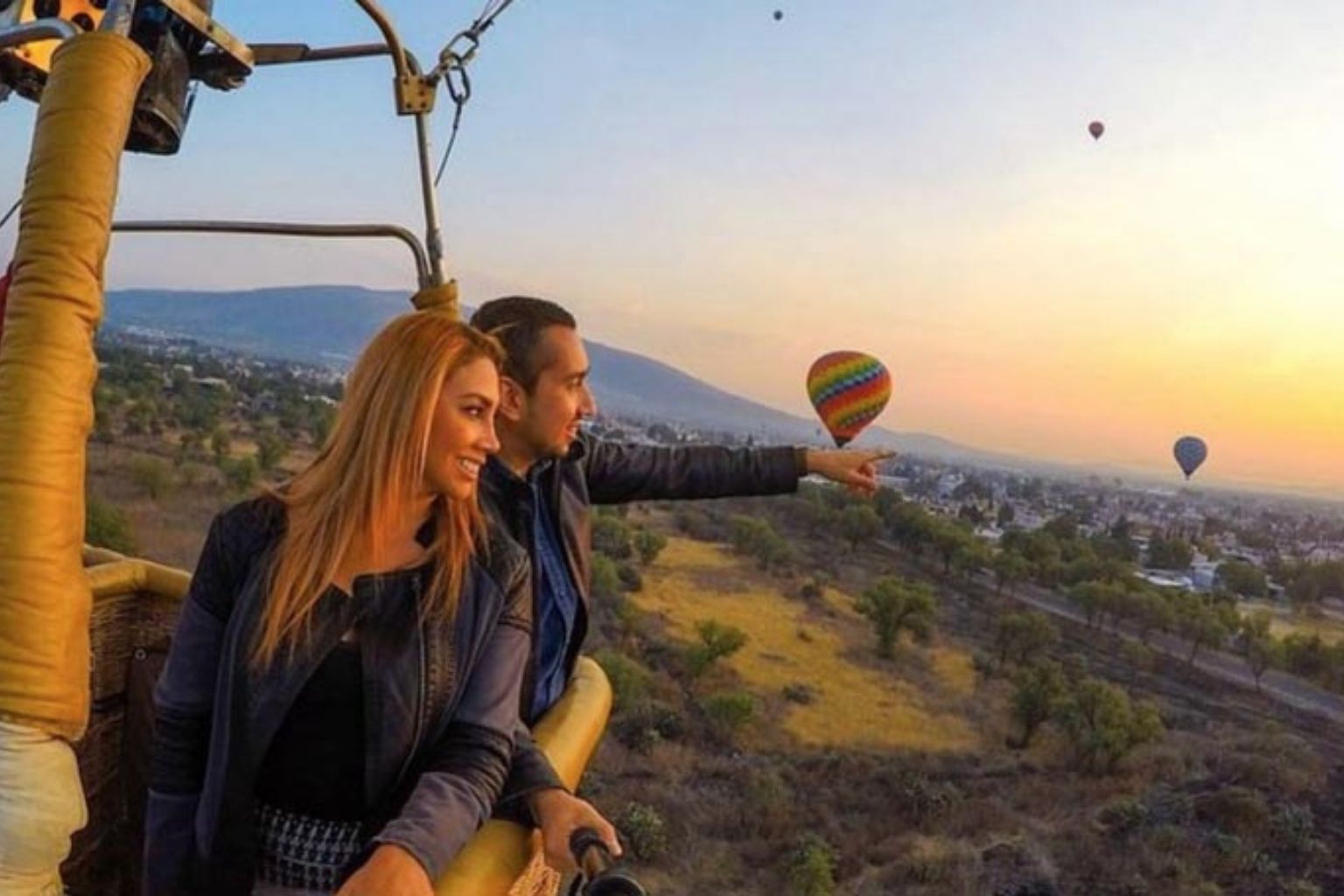 Vuelo en globo sobre las pirámides de Teotihuacán al amanecer con Descubriendo México