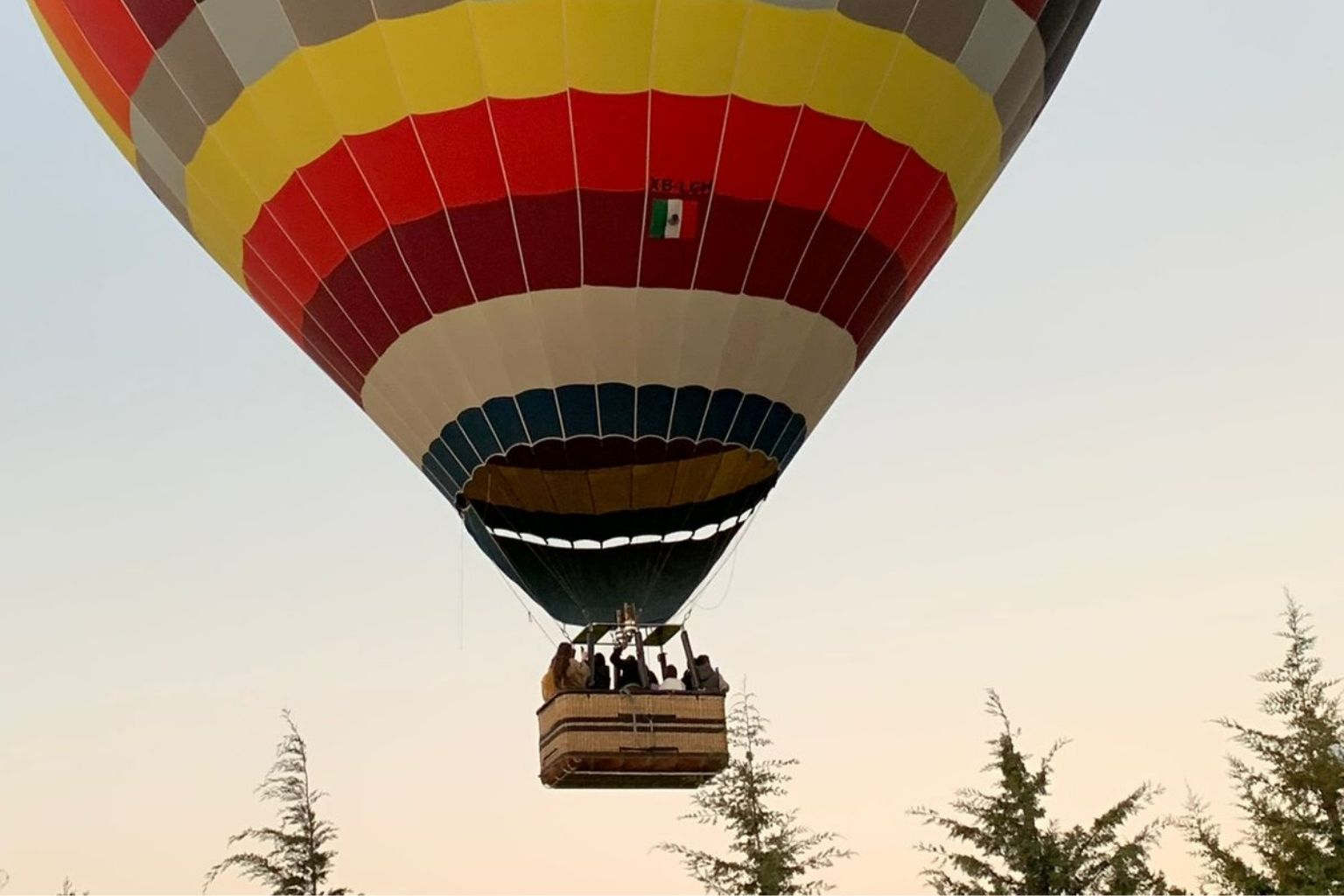 Globo aerostático sobre las pirámides de Teotihuacán en tour al amanecer