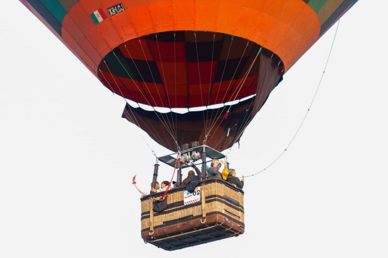 Cesta del globo aerostático con viajeros sobre Teotihuacán